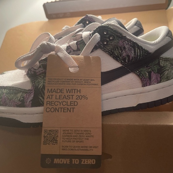 Nike Woman’s Dunk Low Size 7 - Picture 8 of 12